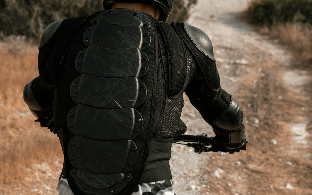 Pohľad na airbagovú motokársku vestu čiernej farby