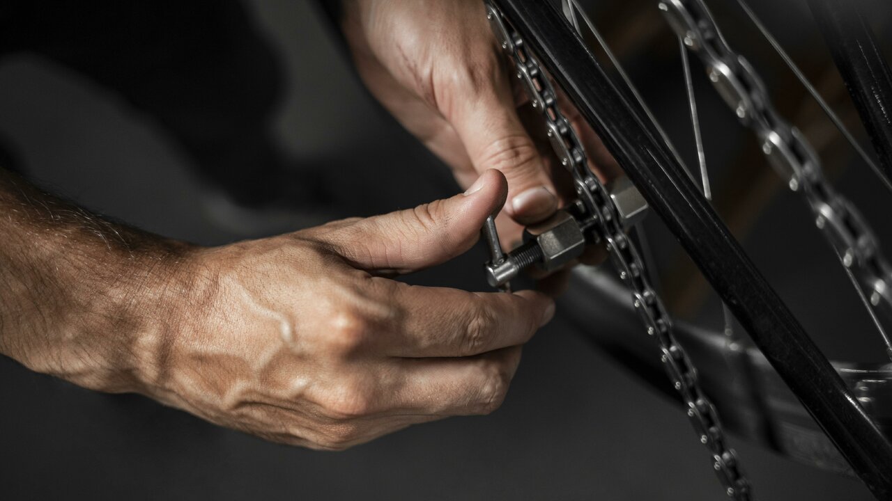 Ako na čistenie reťaze na motorke