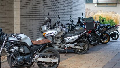 Plachta, stojan a parkovanie motorky - ako ju chrániť cez sezónu