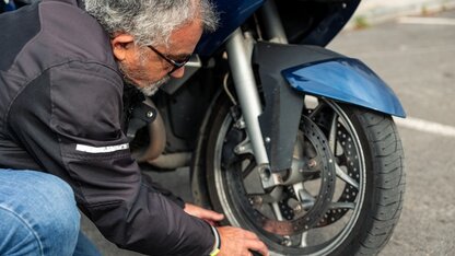 Čo robiť pri defekte na motorke? Oprava pneumatiky krok za krokom
