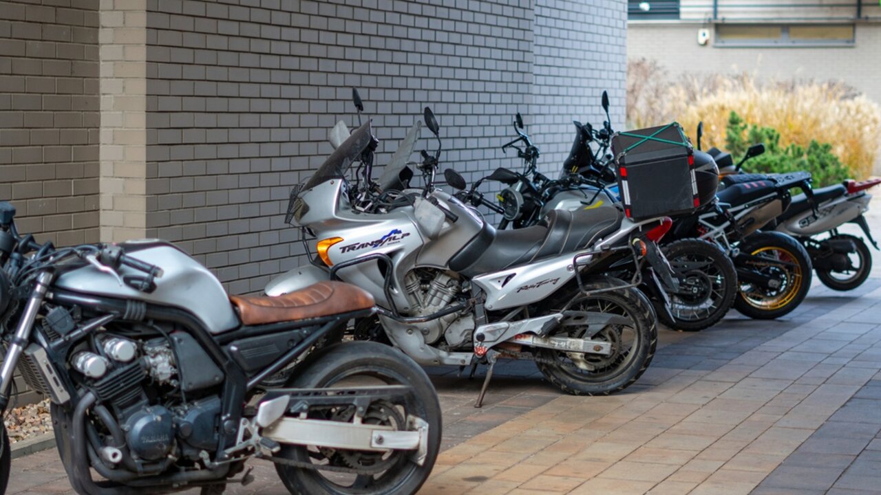 Plachta, stojan a parkovanie motorky - ako ju chrániť cez sezónu