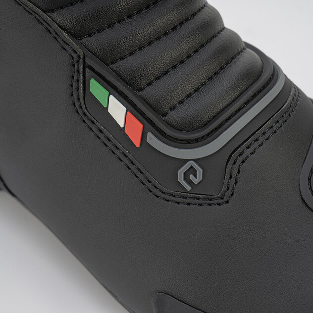 1071W-S-MIURA-WP-black_close-up_2022_hd_01-