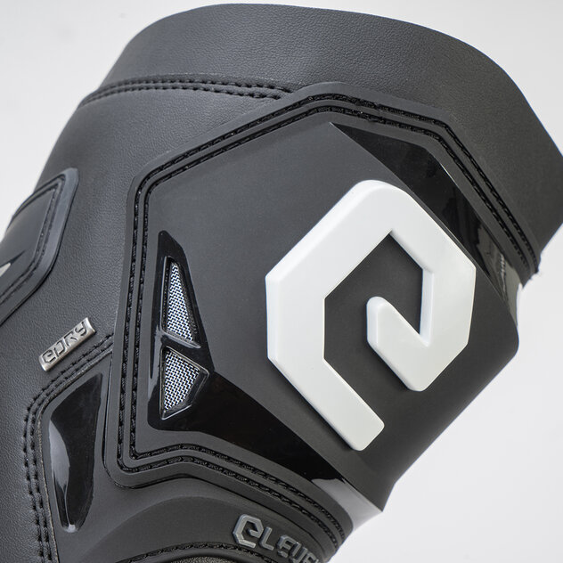 1071W-S-MIURA-WP-black_close-up_2022_hd_02-