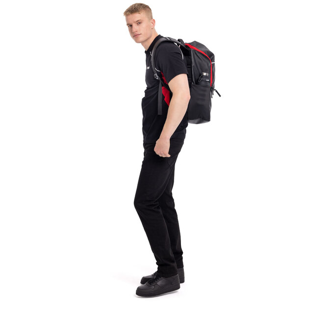 T25-RV002-B7-00-25-Revs-backpack-Jana-004-