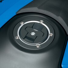 SUZUKI OCHRANNÁ NÁLEPKA VEKA PALIVOVEJ NÁDRŽE V-STROM 800DE/GSX-8S