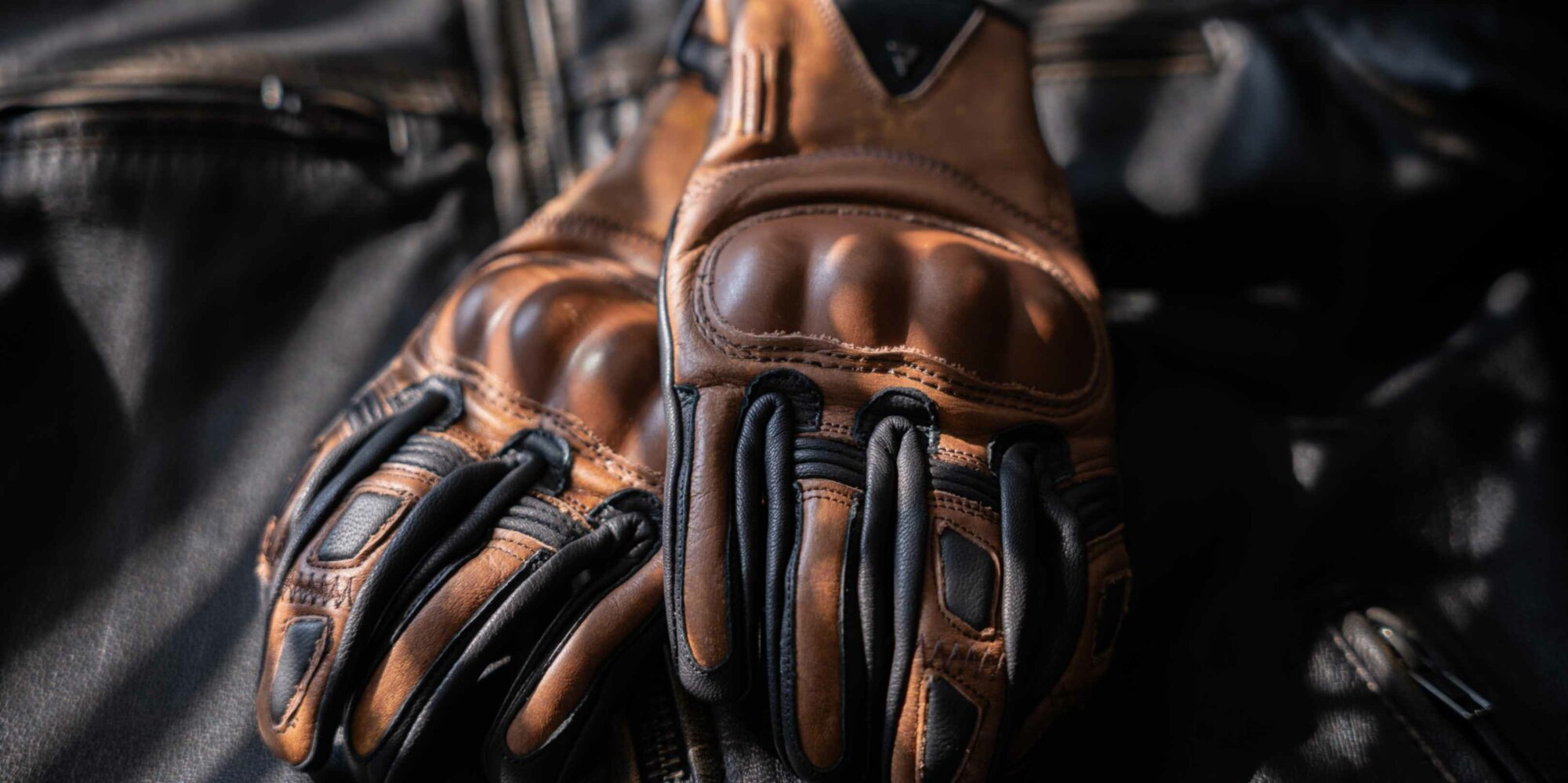 Pohľad na kožené motorkárske rukavice hnedej farby.