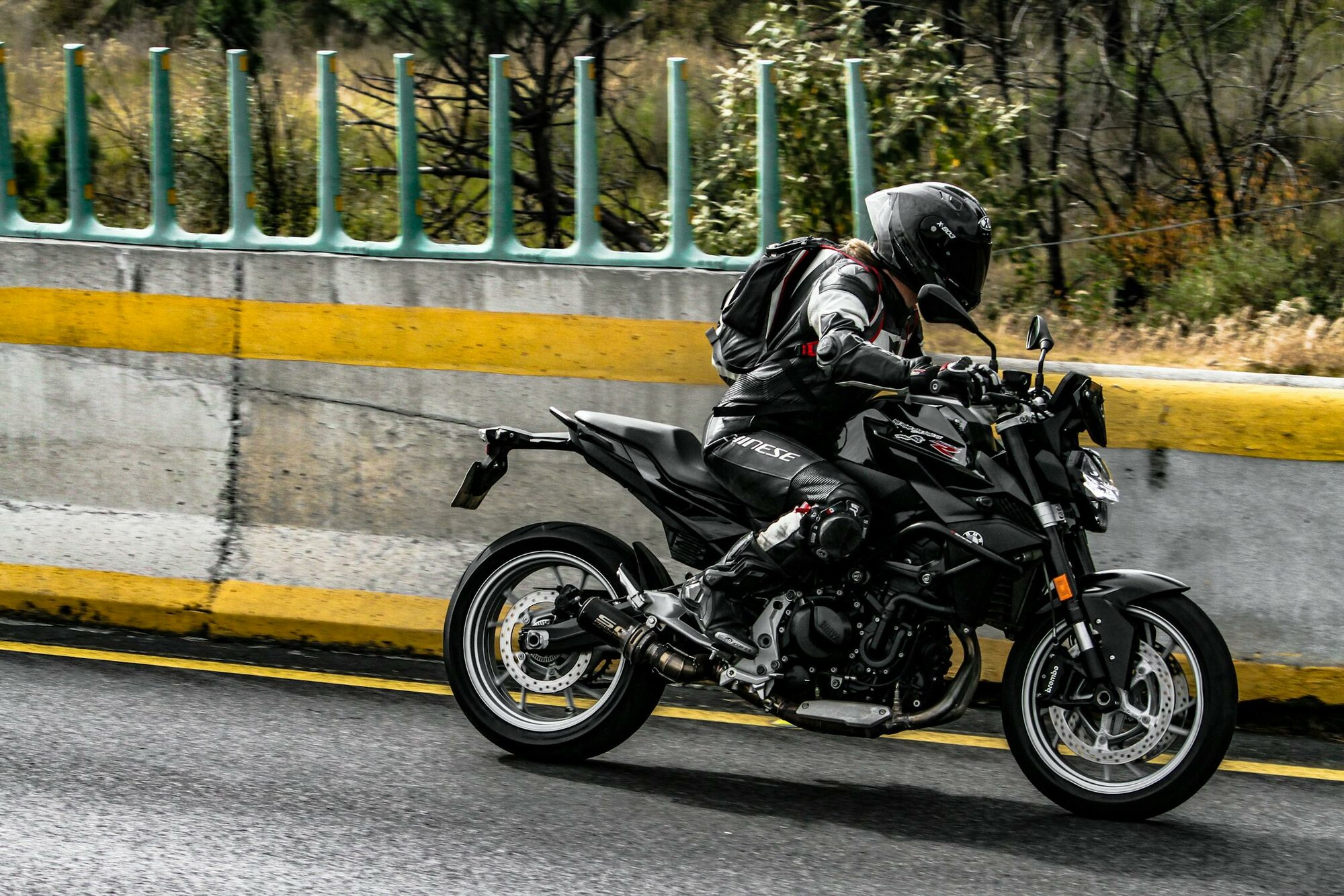 motorkár jazdiaci na motorke