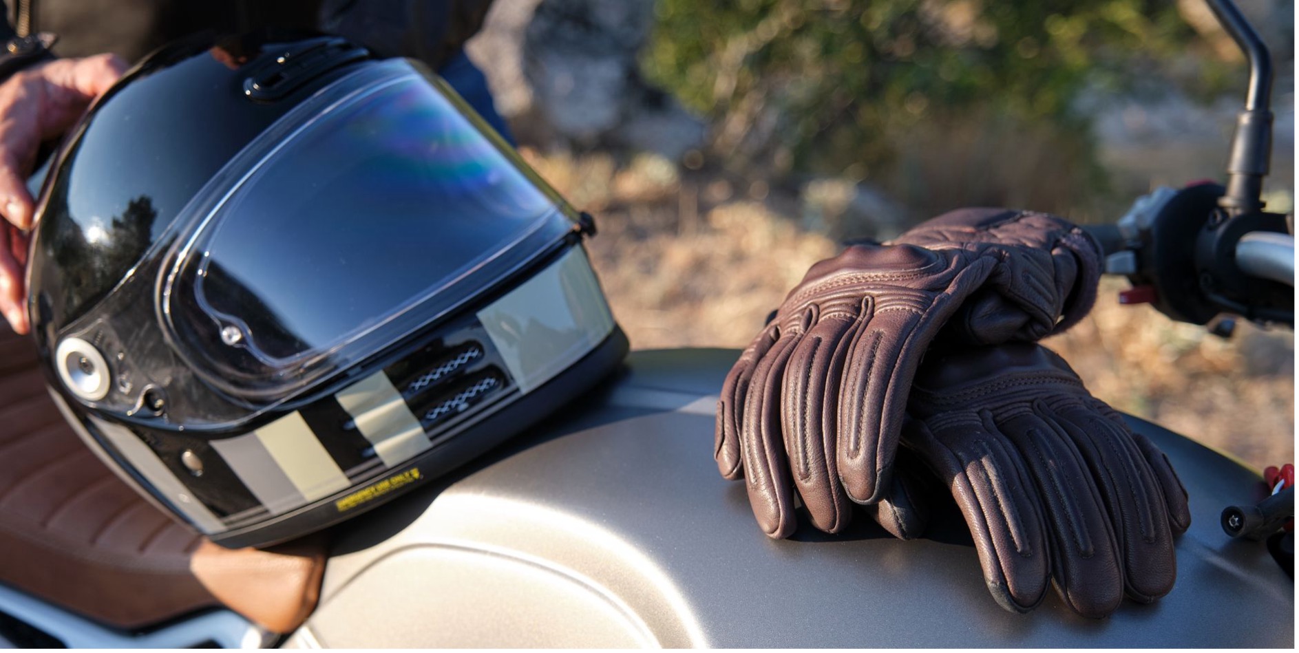 prilba a rukavice na motorku